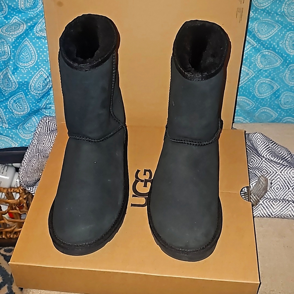 Women's UGG boots worn once. Size 7. Black